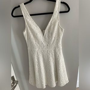 Lulu’s white lace dress